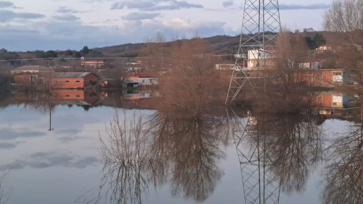 Συναγερμός στον Έβρο, με αντλίες στη μάχη κατά των νερών: Κάθε ώρα ανεβαίνει 5 εκατοστά
