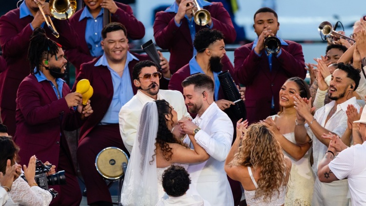 Το ζευγάρι που παντρεύτηκε στο show του Bad Bunny στο Super Bowl είχε γνωριστεί στα επείγοντα ενός νοσοκομείου
