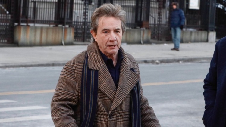 O Μάρτιν Σορτ αναβάλλει τις κωμικές παραστάσεις μετά την αυτοκτονία της κόρης του