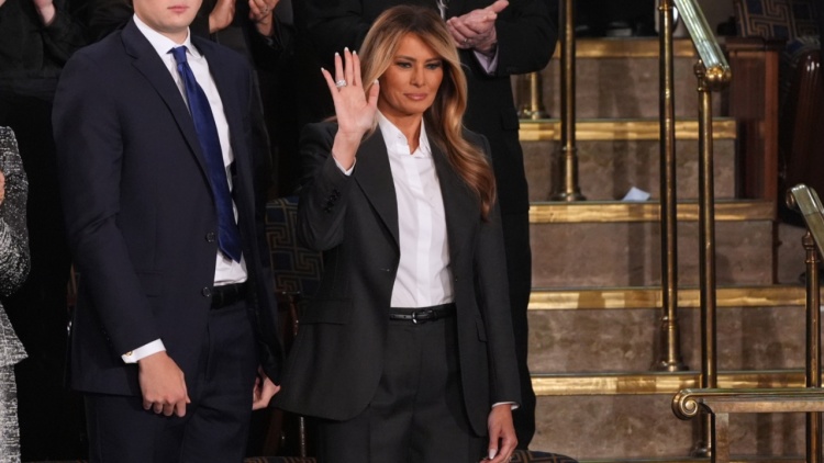 Με γκρι κοστούμι Dolce & Gabbana η Μελάνια Τραμπ στην ομιλία για την Κατάσταση της Ένωση, δείτε βίντεο