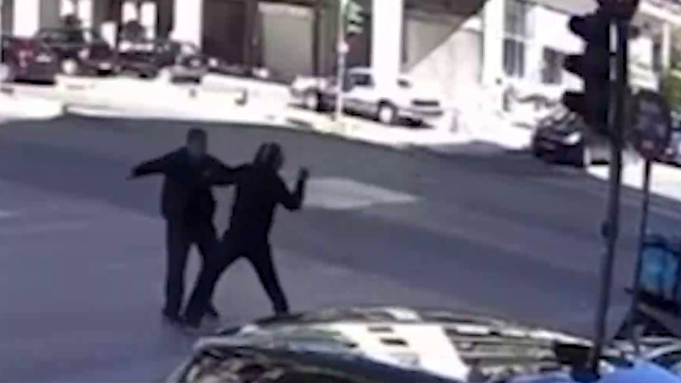 Αχαρνών: Η στιγμή του άγριου καβγά για την προτεραιότητα - Ο 41χρονος επιτέθηκε με κράνος, ο 70χρονος απάντησε με μαχαίρι