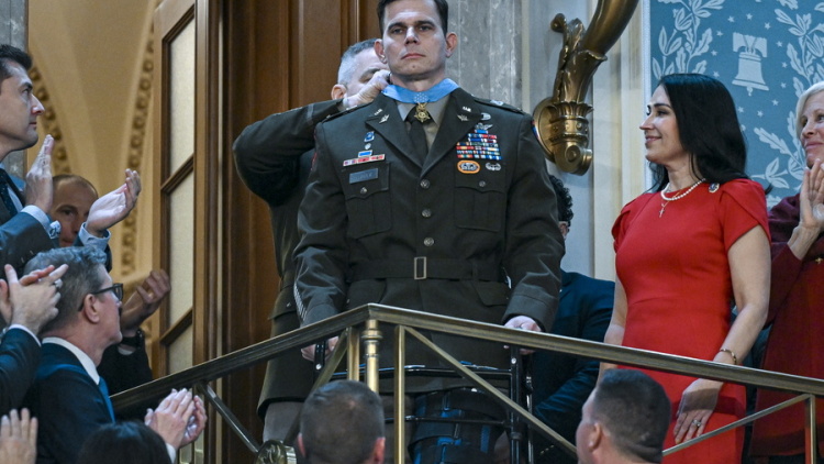 Ο Τραμπ τίμησε πιλότο που τραυματίστηκε στην επιχείρηση κατά Μαδούρο: «Δέχτηκε τέσσερις πυροβολισμούς που διέλυσαν το πόδι του»