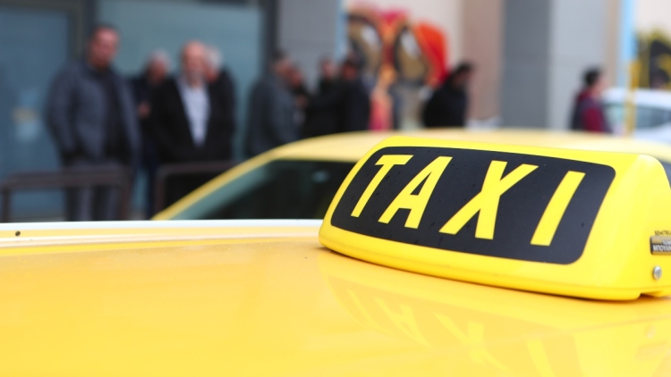 Συνελήφθη στο κέντρο της Αθήνας οδηγός ταξί που χρέωσε δεκάδες φορές διπλή ταρίφα αντί για μονή	