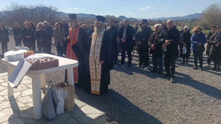 Τρισάγιο για τα θύματα των Τεμπών στο σημείο της τραγωδίας, δείτε βίντεο και φωτογραφίες