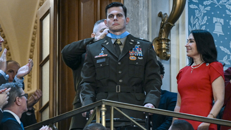 Ο Τραμπ τίμησε πιλότο που τραυματίστηκε στην επιχείρηση κατά Μαδούρο: «Δέχτηκε τέσσερις πυροβολισμούς που διέλυσαν το πόδι του»