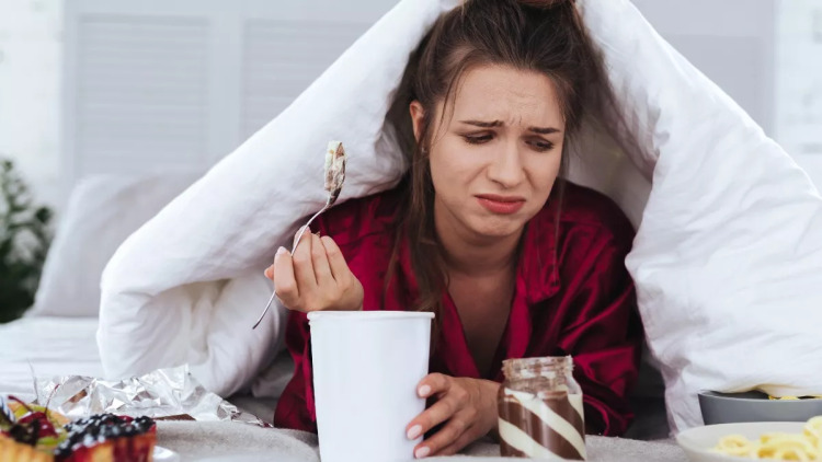 Συναισθηματική υπερφαγία: Τι λένε οι ειδικοί για την τροφή ως συναισθηματικό καταφύγιο