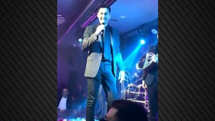 Ο Πάνος Καλίδης έβρισε συνεργάτη του επί σκηνής, δείτε βίντεο