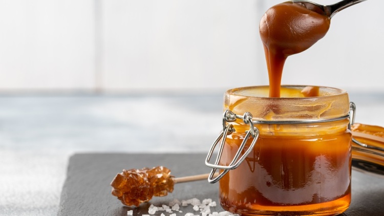 Η σπιτική σάλτσα καραμέλα που απογειώνει τα γλυκά γίνεται πιο εύκολα απ’ όσο νομίζουμε