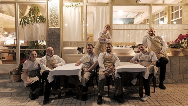 Ταβέρνα των Φίλων: Όταν η παράδοση γίνεται ομαδική υπόθεση
