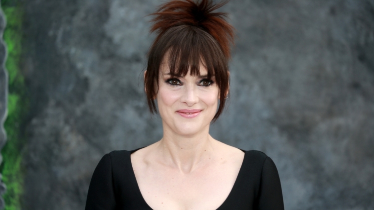 Η Γουινόνα Ράιντερ μπαίνει στην τρίτη σεζόν του «Wednesday»