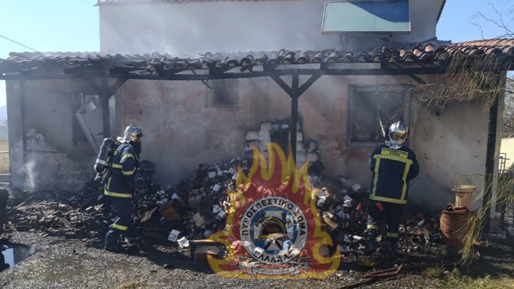 Υπό έλεγχο η φωτιά που ξέσπασε σε σπίτι στο Λουτράκι, δείτε βίντεο