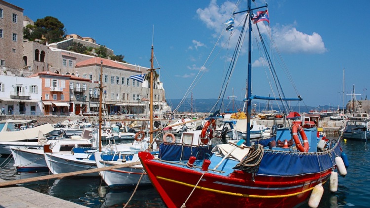 Ύδρα τον χειμώνα: Τα γυρίσματα με τον Brad Pitt, η νοσταλγική ατμόσφαιρα και οι γεύσεις του νησιού