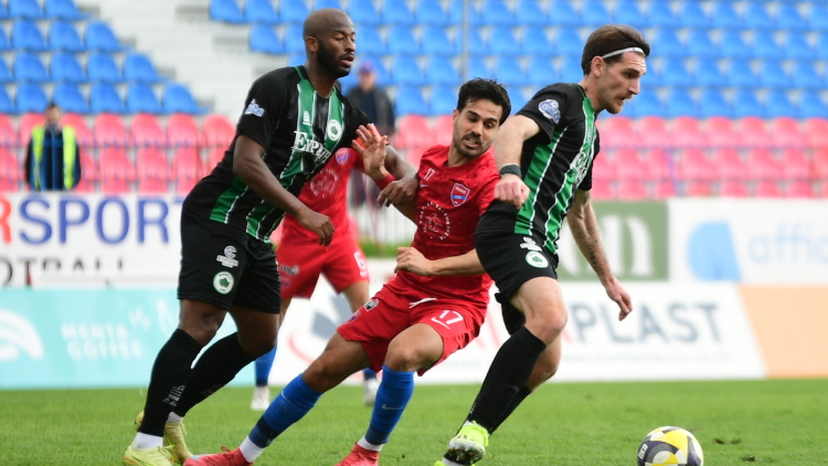 Super League 2: Η ΔΕΑΒ κάλεσε σε ακρόαση την ΠΑΕ Πανιώνιος για την ρατσιστική επίθεση στον Σεμπά της Μαρκό 