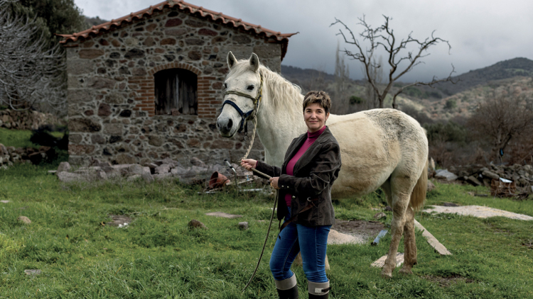 Η Ελένη Σιβρή επέστρεψε στη Λέσβο, για να παράγει προϊόντα από τριαντάφυλλο: «Η όσφρηση και η γεύση ανακαλούν μνήμες ανθρώπων»