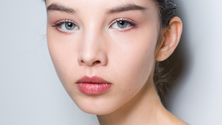 Σύσφιξη λαιμού και ντεκολτέ: Οι κρέμες που βοηθούν στη μείωση της χαλάρωσης
