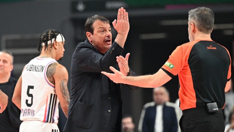 Έξαλλος ο Αταμάν στην τελευταία επίθεση του Παναθηναϊκού, ζήτησε φάουλ πάνω στο τρίποντο του Χέιζ-Ντέιβις και αποβλήθηκε