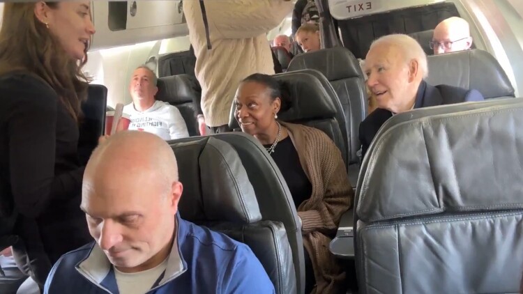 Ο Τζο Μπάιντεν πέταξε με εμπορική πτήση, χαιρέτισε διά χειραψίας επιβάτες, βίντεο