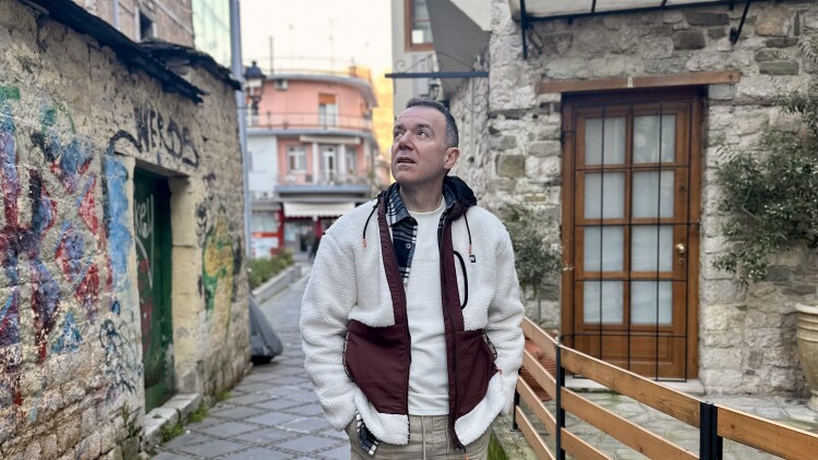 


Ο μουσικός και ερμηνευτής Δημήτρης Υφαντής εξηγεί γιατί αποφάσισε να μείνει μόνιμα στα Ιωάννινα
