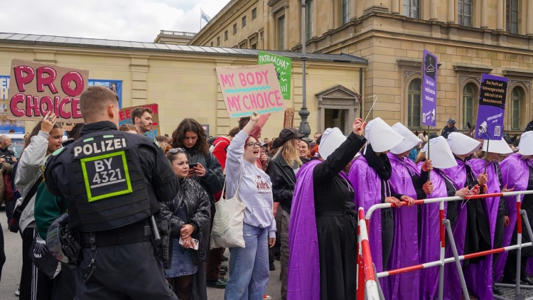 Η Ευρωπαϊκή Ένωση εγκρίνει ταμείο για ασφαλείς αμβλώσεις, χάρη σε καμπάνια πολιτών
