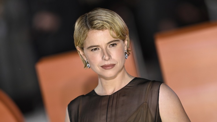 Τζέσι Μπάκλεϊ: Με διάφανο φόρεμα που αναδεικνύει ένα ρετρό, αισθησιακό εσώρουχο