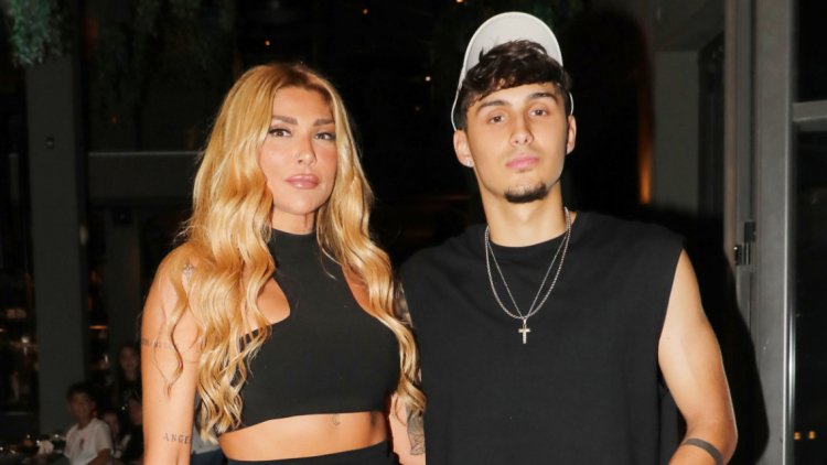 Αγγελική Ηλιάδη: Από 3 χρόνων είμαι χωρίς πατέρα, δεν μου έμαθε ποτέ να δένω τη γραβάτα ή να ξυρίζομαι, τα έμαθα μόνος μου, λέει ο γιος της