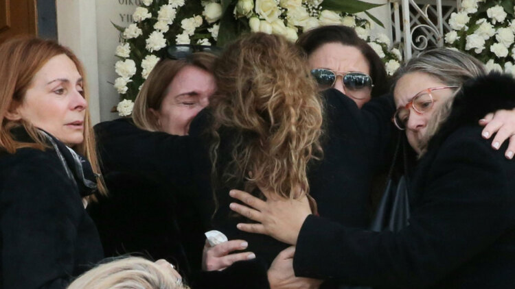 «Επέστρεψε στο φως»: Συγκίνηση στην κηδεία της δημοσιογράφου Αντιγόνης Πανέλλη, οι επικήδειοι των συναδέλφων της