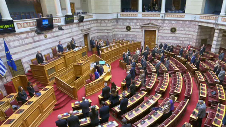 Ενός λεπτού σιγή στη Βουλή για τους 57 νεκρούς του σιδηροδρομικού δυστυχήματος στα Τέμπη, δείτε βίντεο