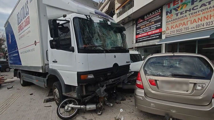 Τροχαίο στη Θηβών στο ύψος του Αιγάλεω, φορτηγό προσέκρουσε σε σταθμευμένα οχήματα 