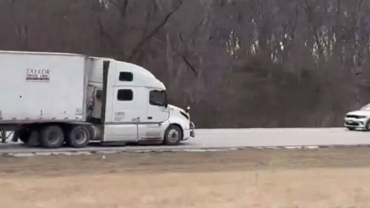 Οδηγός νταλίκας κινήθηκε ανάποδα σε αυτοκινητόδρομο των ΗΠΑ 
