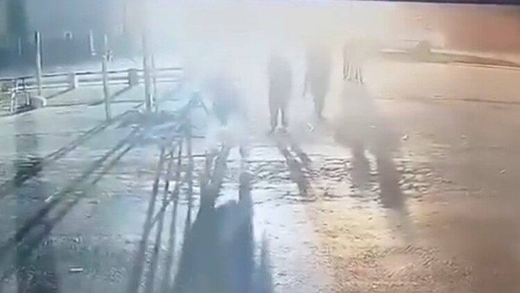 Δείτε βίντεο με την στιγμή που βομβιστής των Ταλιμπάν σπέρνει τον θάνατο σε πακιστανικό φυλάκιο