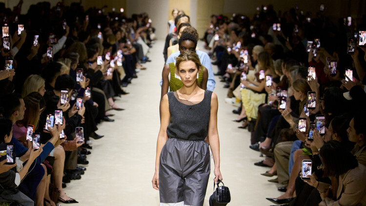 Ένα masterclass στην τέχνη του layering από την Prada
