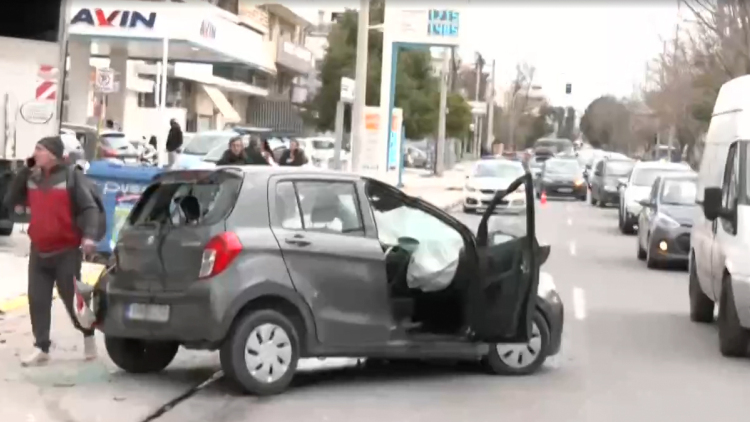 Τροχαίο στη Θηβών στο ύψος του Αιγάλεω, φορτηγό προσέκρουσε σε σταθμευμένα οχήματα 