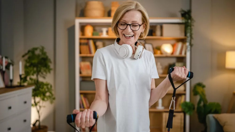 2 τεστ δύναμης που προβλέπουν την μακροζωία σε γυναίκες άνω των 60