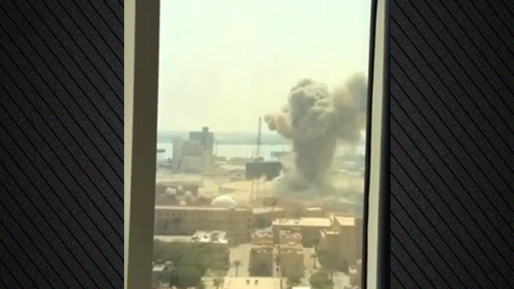 «Ω γαμώτο», η στιγμή που Αμερικανός καταγράφει από το σπίτι του τον βομβαρδισμό του 5ου Στόλου στο Μπαχρέιν - Δείτε βίντεο