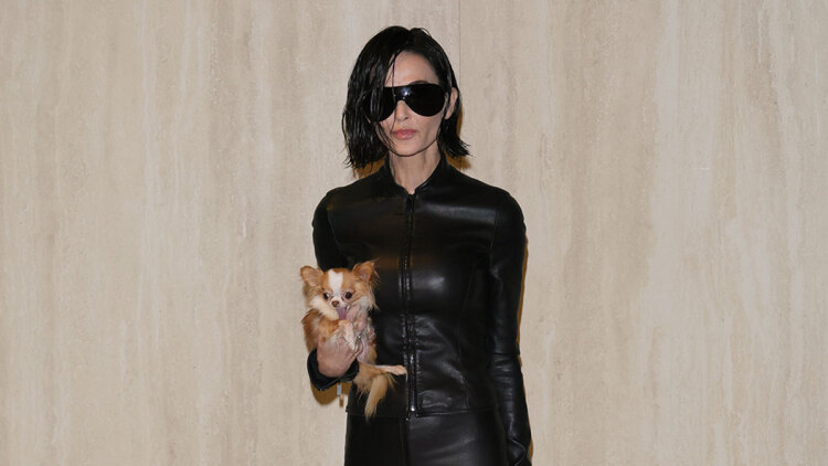 Ντέμι Μουρ: Αγνώριστη με κοντά μαλλιά και δερμάτινο σύνολο στην Εβδομάδα Μόδας του Μιλάνου