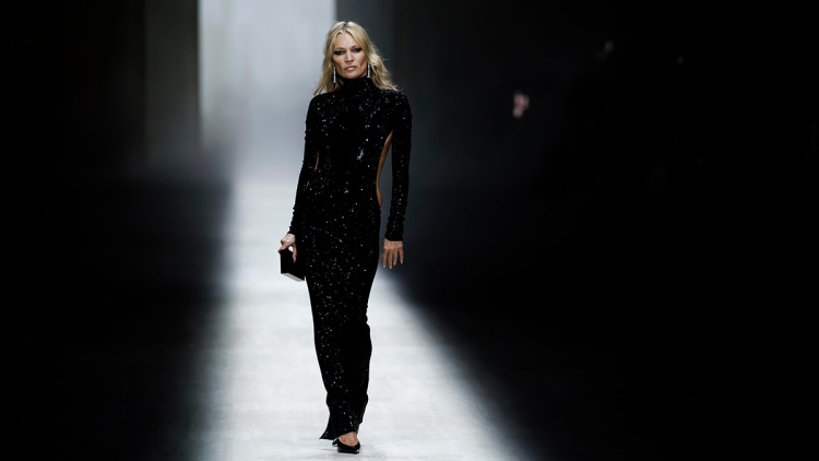Η Κέιτ Μος περπάτησε στην πασαρέλα της Εβδομάδας Μόδας του Μιλάνου με αστραφτερό, αποκαλυπτικό φόρεμα