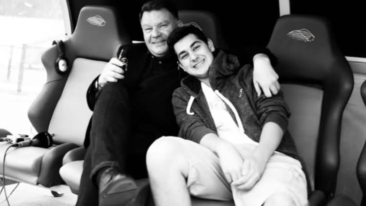 Ο Χρίστος Κούγιας δημοσίευσε οικογενειακές φωτογραφίες για τη συμπλήρωση ενός χρόνου από τον θάνατο του πατέρα του