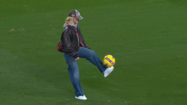 Η Σίντεϊ Σουίνι είδε το παιχνίδι της Σπόρτινγκ με την Εστορίλ και έκλεψε τις εντυπώσεις κάνοντας κόλπα με τη μπάλα, βίντεο 