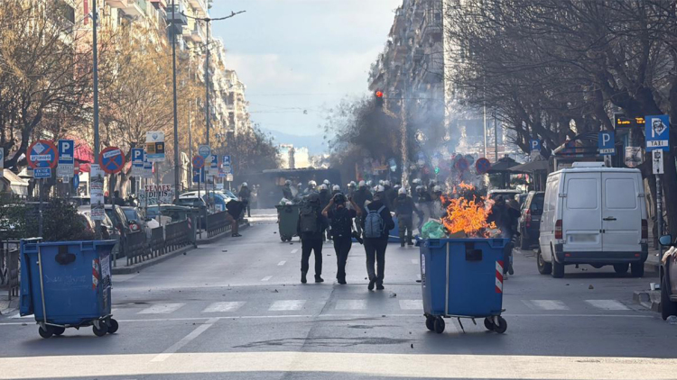 Επεισόδια στη Θεσσαλονίκη μετά τη συγκέντρωση για τα Τέμπη: Μολότοφ, πετροπόλεμος και κυνηγητό