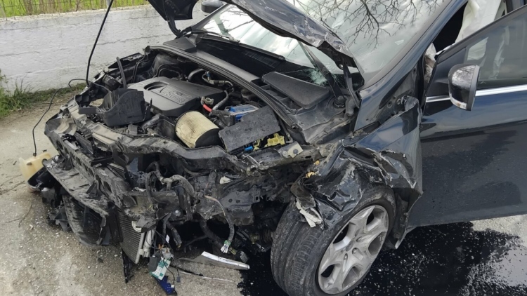 Λαρισα: Άγρια σύγκρουση αυτοκινήτων με τρεις τραυματίες, δείτε φωτογραφίες