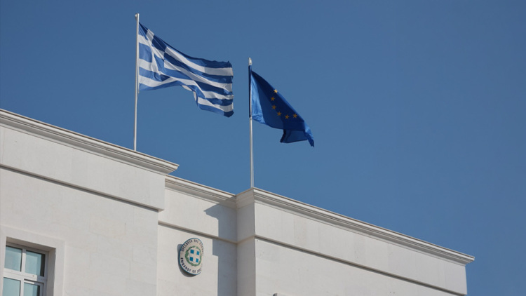 «Μείνετε στα σπίτια σας»:  Έκτακτη οδηγία της ελληνικής πρεσβείας στο Άμπου Ντάμπι προς Έλληνες πολίτες, πώς θα επιτρέψουν στην Ελλάδα 