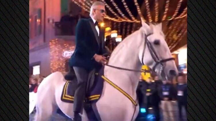 Ο Αντρέα Μποτσέλι εμφανίστηκε πάνω σε λευκό άλογο στο Σαν Ρέμο
