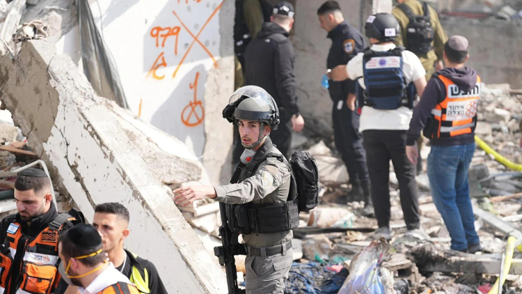 Τουλάχιστον 9 νεκροί από χτύπημα του Ιράν έξω από την Ιερουσαλήμ, η Τεχεράνη εκτόξευσε στα ΗΑΕ 165 βαλλιστικούς πυραύλους και 541 drone