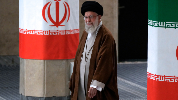 Πώς η CIA παρακολουθούσε για μήνες τον Αλί Χαμενεΐ πριν τον σκοτώσουν Ισραήλ και ΗΠΑ