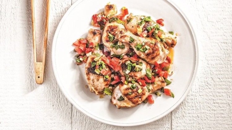 Μπουτάκια κοτόπουλου σε μπίρα και σάλτσα ντομάτας με πιπεριά
