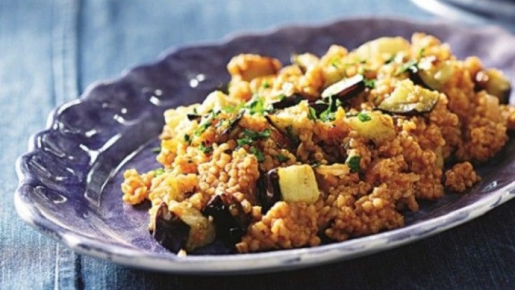 Πλιγούρι πικάντικο με μελιτζάνα και ντομάτα
