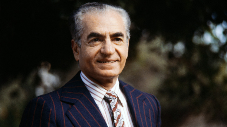 Η μέρα που ο Σάχης του Ιράν διοργάνωσε το πιο ακριβό πάρτι του 20ού αιώνα στη μέση της ερήμου: 50.000 νεκρά πουλιά και το βάζο με χώμα που πήρε μαζί στην εξορία