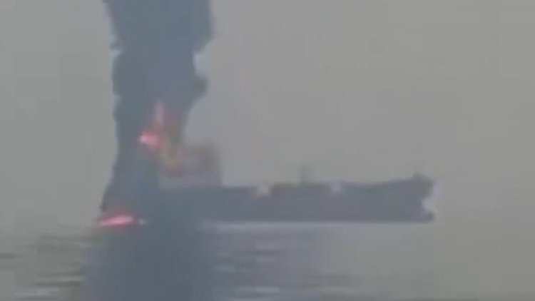 Επίθεση σε δεξαμενόπλοιο ανοικτά του Ορμούζ - Τέσσερις τραυματίες και εγκατάλειψη του πλοίου