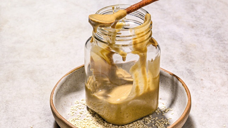 Πώς μαγειρεύουμε με ταχίνι αντί για βούτυρο ή ελαιόλαδο τις νηστίσιμες συνταγές