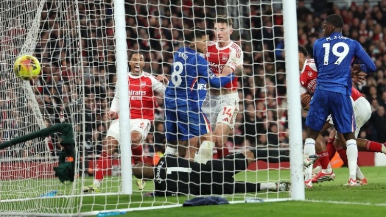 Premier League: Η Αρσεναλ λύγισε 2-1 την Τσέλσι και συνεχίζει δυνατά για τον τίτλο, δείτε τα γκολ
